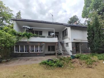 Bezugsfreies 1-2 Familienhaus / MGH, große Terrasse und Balkon, 4 Garagen, überdachter Aussenpool