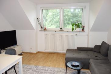 KOMFORT WOHNUNG IN URDENBACH HELL UND RUHIG KOMPLETT LAMINAT WANNENBAD 2 ZIMMER / 3. ETAGE (DG) – Düsseldorf – Vorschaubild 2