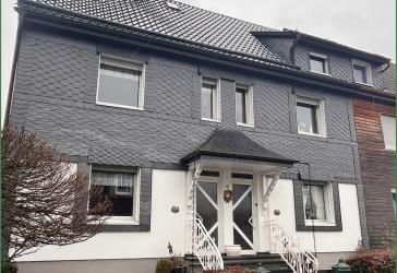 Sanierungsobjekt: Zwei Doppelhaushälften mit Garten und Doppelgarage in begehrter Lage von Burscheid