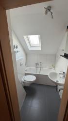 Frisch renovierte 2-Zimmer-Dachgeschoss-Wohnung mit neuem Bad und Garage in Gelsenkirchen-Horst – Gelsenkirchen – Bild 1 von 17