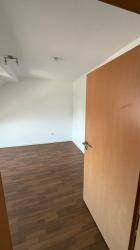 Frisch renovierte 2-Zimmer-Dachgeschoss-Wohnung mit neuem Bad und Garage in Gelsenkirchen-Horst – Gelsenkirchen – Vorschaubild 3