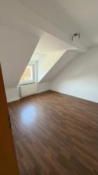 Frisch renovierte 2-Zimmer-Dachgeschoss-Wohnung mit neuem Bad und Garage in Gelsenkirchen-Horst – Gelsenkirchen – Vorschaubild 4