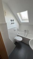 Frisch renovierte 2-Zimmer-Dachgeschoss-Wohnung mit neuem Bad und Garage in Gelsenkirchen-Horst – Gelsenkirchen – Vorschaubild 5