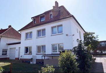 HAMBURGER DREIFAMILIENHAUS MIT 12 GARAGEN, LAUFENDEN MIETEINNAHMEN UND ENTWICKLUNGSPOTENZIAL!