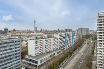 Große und helle 4 Zimmer-Wohnung mit 2 Balkonen, beste City-Infrastruktur, 270° Panorama-Blick über Berlin – 10117 Berlin – Vorschaubild 2