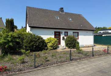 freistehendes Einfamilienhaus mit Garage in ruhiger Wohngegend mit zusätzlichem Baugrundstück