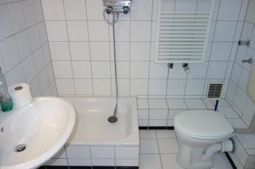 EXKLUSIV AM LESSINGPLATZ HELL + RUHIG RENOVIERT INKL. EINBAUKÜCHE LAMINAT DUSCHBAD 5. ETAGE/OBERBILK – Düsseldorf – Vorschaubild 8