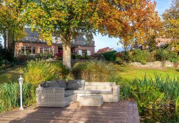 Architektenjuwel: Eleganz trifft Entspannung mit idyllischem Schwimmteich