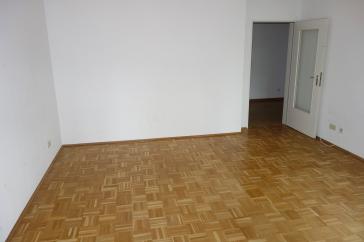 EXKLUSIV BILK NÄHE UNI HELL + RUHIG ERDGESCHOSS MIT TERRASSE KOMPLETT PARKETT WANNENBAD TG-STELLPL. – Düsseldorf – Vorschaubild 3