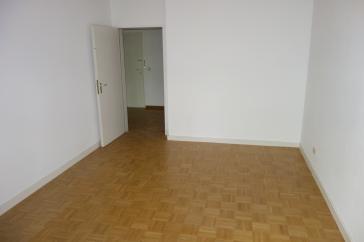 EXKLUSIV BILK NÄHE UNI HELL + RUHIG ERDGESCHOSS MIT TERRASSE KOMPLETT PARKETT WANNENBAD TG-STELLPL. – Düsseldorf – Vorschaubild 5